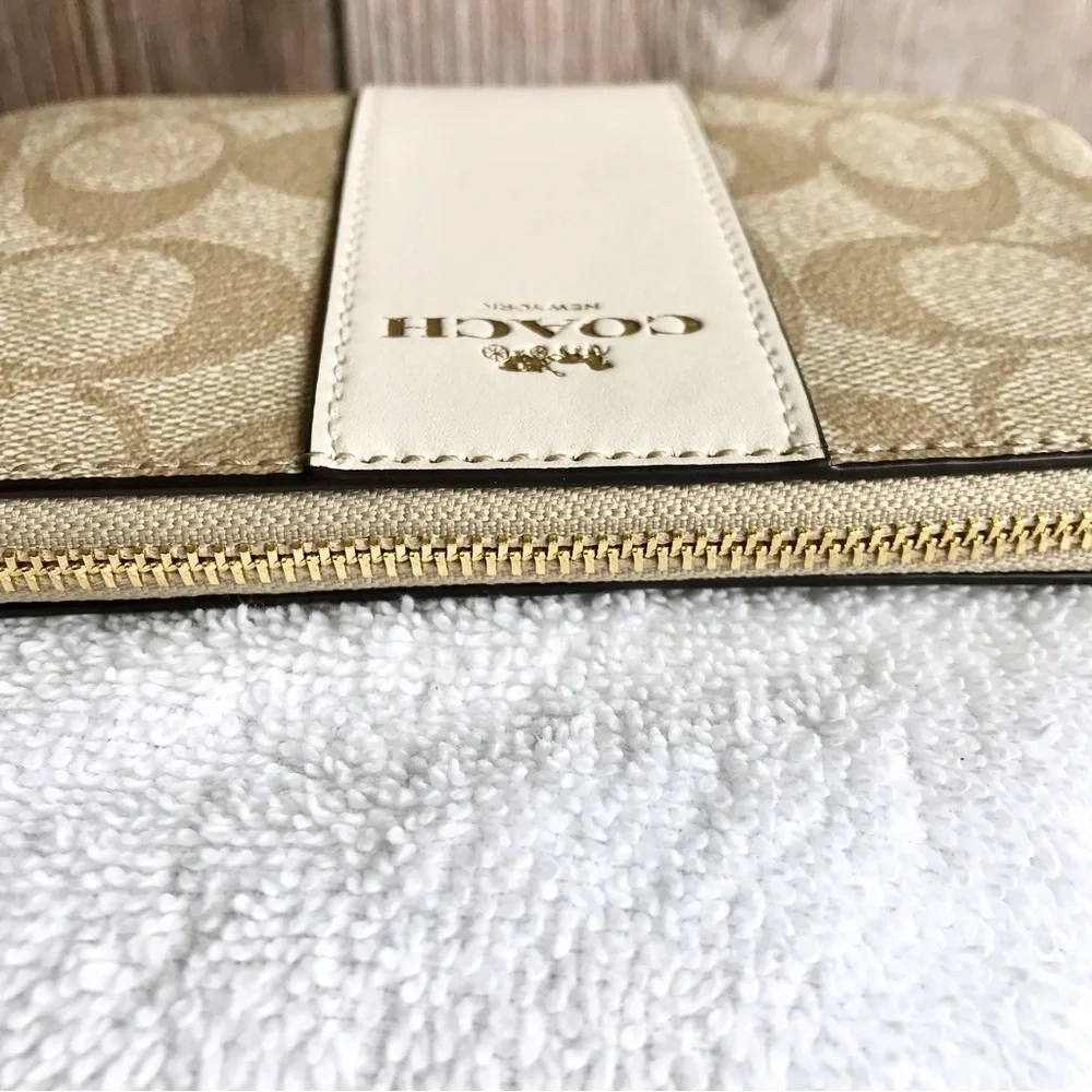 🆕Coach Corner Zip Wristlet